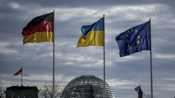 Bandeiras da Alemanha, Ucrânia e União Europeia - Sputnik Brasil