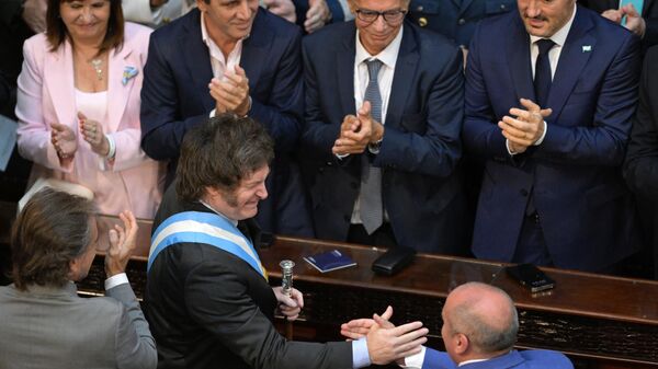 O Presidente da Argentina, Javier Milei, faz gestos enquanto entrega seu primeiro discurso político ao parlamento durante a inauguração da 142ª sessão ordinária do Congresso em Buenos Aires, em 1º de março de 2024.  - Sputnik Brasil