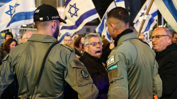 Um ativista israelense confronta as forças de segurança durante uma manifestação antigovernamental em Tel Aviv, em 2 de março de 2024 - Sputnik Brasil
