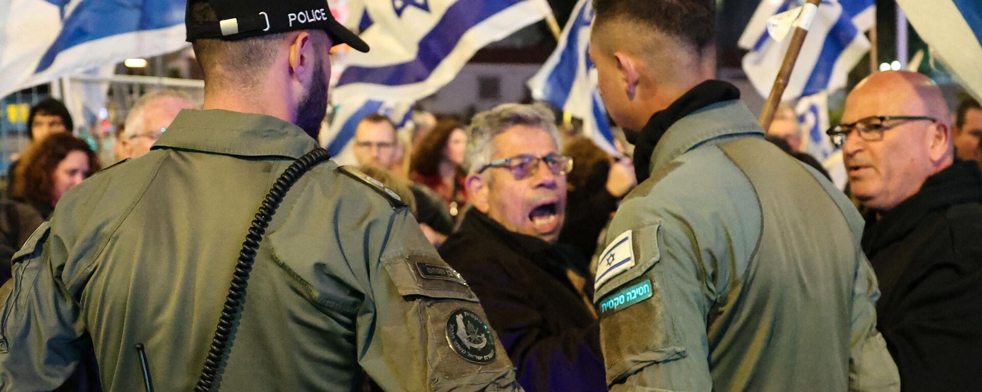 Um ativista israelense confronta as forças de segurança durante uma manifestação antigovernamental em Tel Aviv, em 2 de março de 2024 - Sputnik Brasil, 1920, 02.03.2024