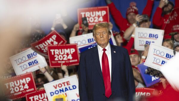 O ex-presidente dos EUA e candidato à presidência em 2024, Donald Trump, chega para falar durante um comício Get Out the Vote no Complexo Coliseu em Greensboro, Carolina do Norte, em 2 de março de 2024 - Sputnik Brasil