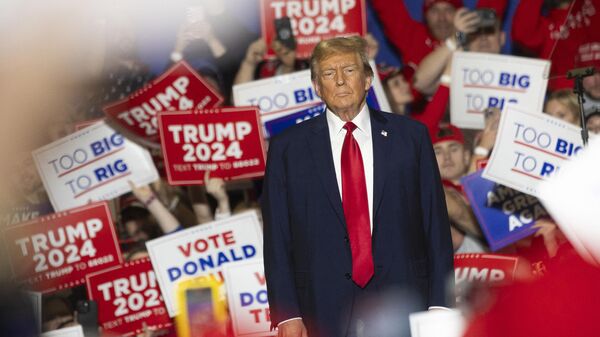 O ex-presidente dos EUA e candidato à presidência em 2024, Donald Trump, chega para falar durante um comício Get Out the Vote no Complexo Coliseu em Greensboro, Carolina do Norte, em 2 de março de 2024 - Sputnik Brasil