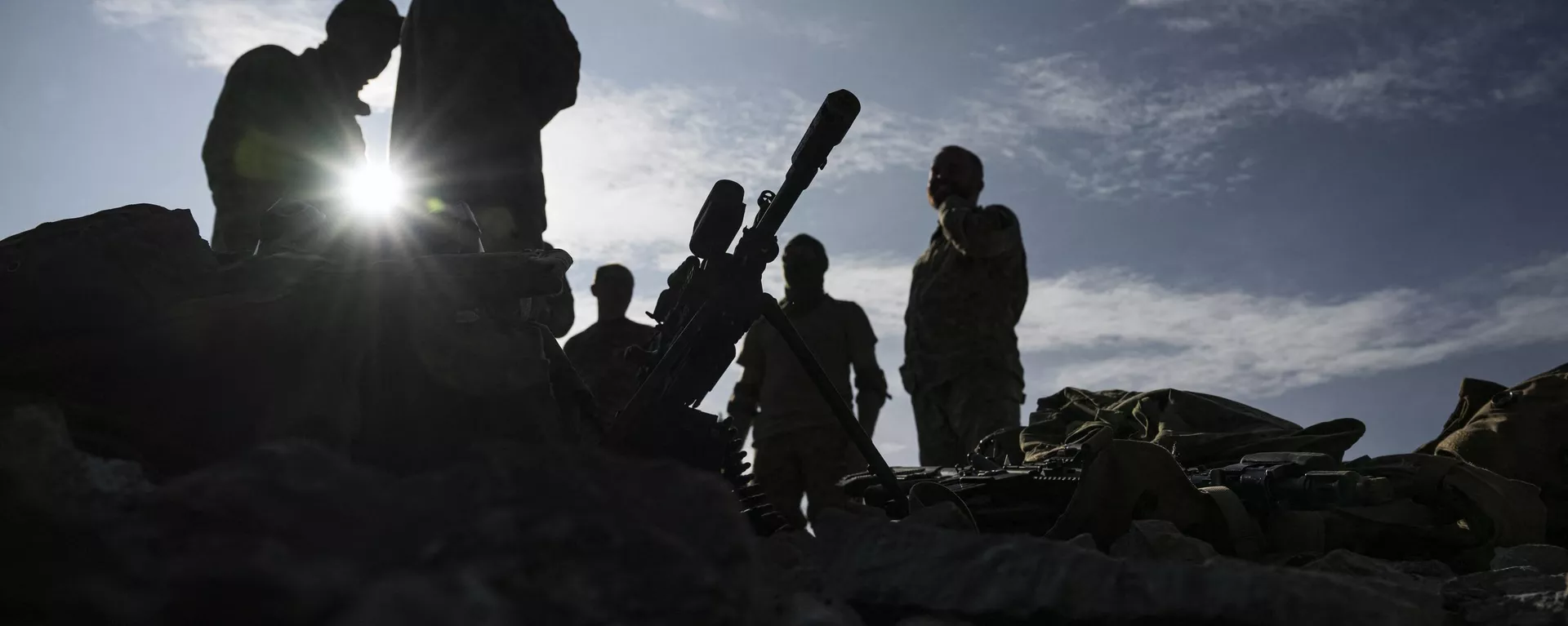 Soldados ucranianos junto de instrutores da Companhia Norueguesa do 12º Distrito da Guarda Nacional'Hegra', parte da Operação Gungne, durante treinamento com métodos de combate padrão da OTAN para aprimorar as capacidades militares ucranianas, ao norte de Trondheim, Noruega, em 25 de agosto de 2023 - Sputnik Brasil, 1920, 17.03.2024
