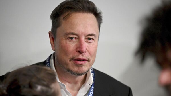 Elon Musk, CEO da Tesla, participa da primeira sessão plenária da Cúpula de Segurança de inteligência artificial no Bletchley Park, Inglaterra, Reino Unido, 1º de novembro de 2023 - Sputnik Brasil