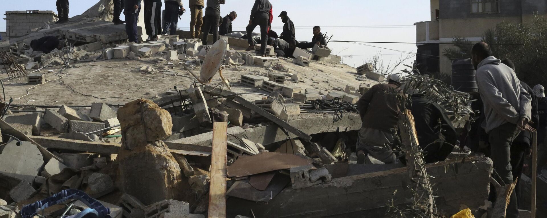 Palestinos observam destruição em um prédio após um ataque israelense em Rafah. Faixa de Gaza, 3 de março de 2024 - Sputnik Brasil, 1920, 15.04.2024