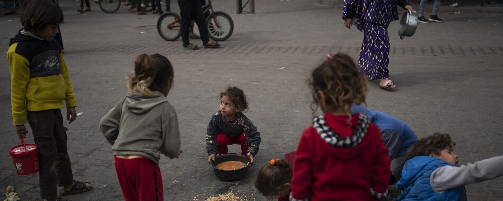 Crianças palestinianas recebem comida em Rafah. Faixa de Gaza, 23 de fevereiro de 2024 - Sputnik Brasil, 1920, 03.03.2024