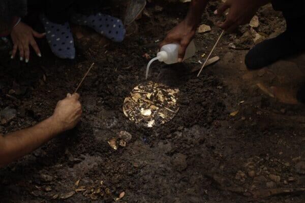 Túmulo descoberto no Panamá da cultura pré-hispânica Coclé cheio de artefatos de ouro e cerâmica - Sputnik Brasil