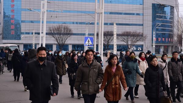 Pedestres caminham do lado da Estação Ferroviária de Pyongyang, em Pyongyang, Coreia do Norte, 20 de fevereiro de 2024 - Sputnik Brasil