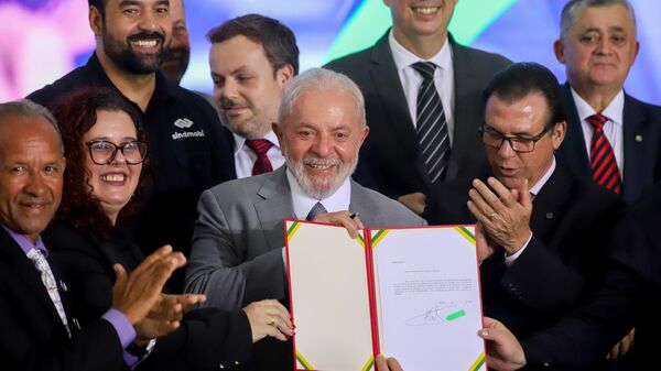 Presidente Lula assina projeto que regulamenta trabalho por aplicativo - Sputnik Brasil