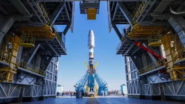 Nesta foto divulgada pela Agência Espacial Russa Roscosmos, o foguete transportador Soyuz-2.1b com um satélite meteorológico Meteor-M 2-4 e 18 cubesats russos e estrangeiros é colocado na plataforma de lançamento antes de seu próximo lançamento no cosmódromo Vostochny, na região de Amur. Rússia, 26 de fevereiro de 2024 - Sputnik Brasil