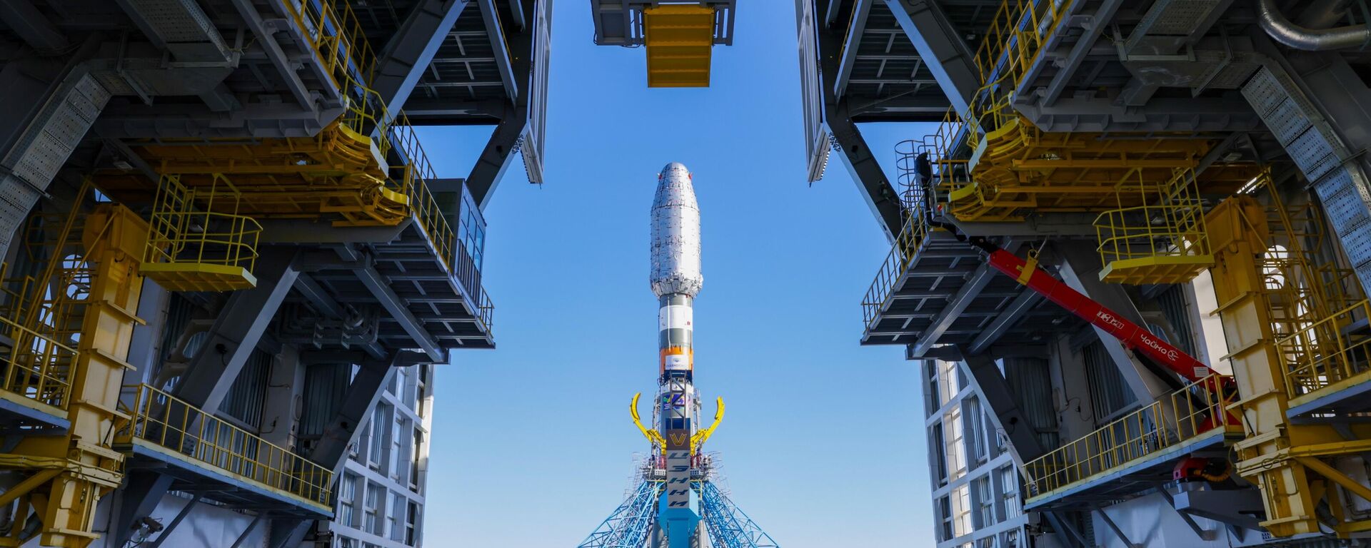 Nesta foto divulgada pela Agência Espacial Russa Roscosmos, o foguete transportador Soyuz-2.1b com um satélite meteorológico Meteor-M 2-4 e 18 cubesats russos e estrangeiros é colocado na plataforma de lançamento antes de seu próximo lançamento no cosmódromo Vostochny, na região de Amur. Rússia, 26 de fevereiro de 2024 - Sputnik Brasil, 1920, 05.03.2024