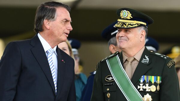 O presidente Jair Bolsonaro (à esquerda) e o comandante do Exército, general Marco Antônio Freire Gomes (à direita) conversam durante a comemoração do Dia do Soldado, no quartel-general do Exército. Brasília, 25 de agosto de 2022 - Sputnik Brasil