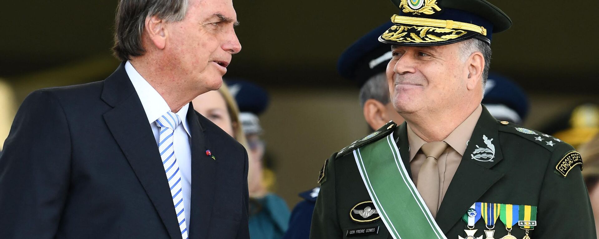 O presidente Jair Bolsonaro (à esquerda) e o comandante do Exército, general Marco Antônio Freire Gomes (à direita) conversam durante a comemoração do Dia do Soldado, no quartel-general do Exército. Brasília, 25 de agosto de 2022 - Sputnik Brasil, 1920, 05.03.2024