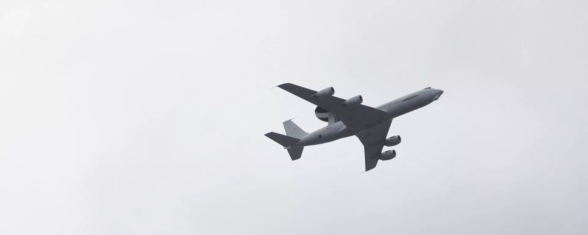 Aeronave militar Boeing E-3F Awacs (à direita), da Força Aérea francesa, seguida de dois Mirage 2000-5 e de dois Eurofighter Typhoon, durante o desfile militar anual do Dia da Bastilha. Paris, 14 de julho de 2019 - Sputnik Brasil, 1920, 25.03.2024