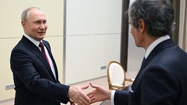 O presidente russo, Vladimir Putin, e o diretor-geral da Agência Internacional de Energia Atômica (AIEA), Rafael Grossi, apertam as mãos antes de uma reunião na residência de Bocharov Ruchei em Sochi, Rússia, 6 de março de 2024 - Sputnik Brasil