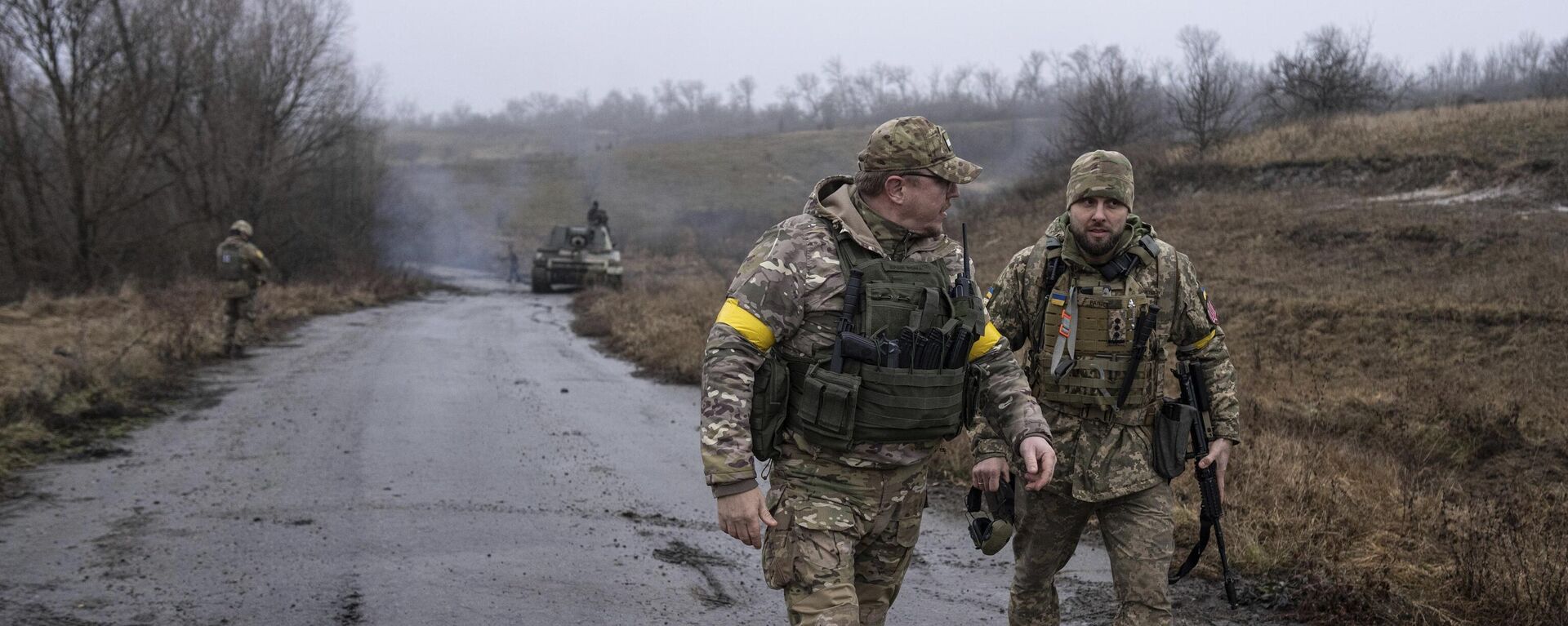 Um comandante da brigada ucraniana Dyadya Roma (Tio Roma) fala com seu camarada na linha de frente na região de Carcóvia, Ucrânia, 24 de dezembro de 2022 - Sputnik Brasil, 1920, 09.04.2024