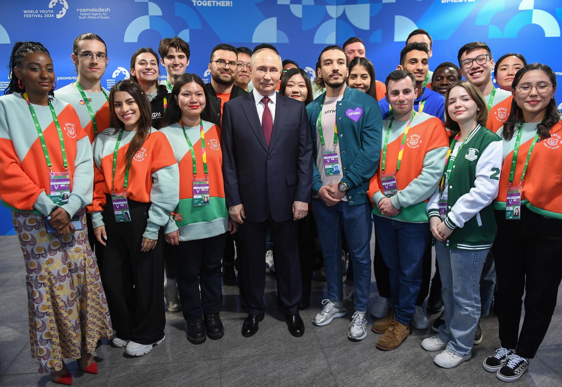 6 de março de 2024. O presidente da Rússia, Vladimir Putin, tira uma foto com estudantes estrangeiros que participam do Festival Mundial da Juventude, na Rússia. - Sputnik Brasil, 1920, 06.03.2024