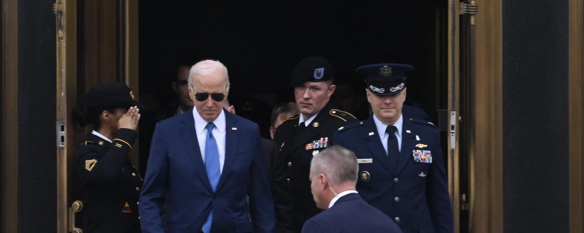 O presidente dos EUA, Joe Biden, sai do Walter Reed Army Medical Center em Bethesda, Maryland, após seu exame físico anual de rotina, em 28 de fevereiro de 2024 - Sputnik Brasil, 1920, 06.03.2024