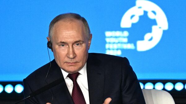 Presidente da Federação da Rússia, Vladimir Putin, conversa com os participantes do Festival Mundial da Juventude na área federal Sirius, em 6 de março de 2024 - Sputnik Brasil