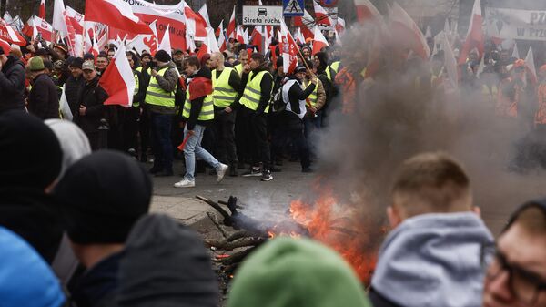 Agricultores poloneses se manifestam com fogos e bandeiras contra as medidas climáticas da UE e as importações ucranianas em frente ao edifício do Parlamento em Varsóvia. Polônia, 6 de março de 2024 - Sputnik Brasil