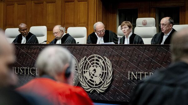 Presidente da Corte Internacional de Justiça (CIJ), a advogada norte-americana Joan Donoghue, a segunda à direita, conversa com colegas no Tribunal de Haia, em 12 de janeiro de 2024 - Sputnik Brasil