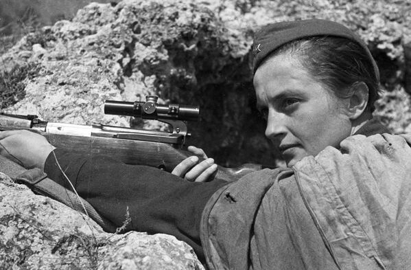 Lyudmila Pavlichenko, franco-atiradora da URSS durante a Grande Guerra pela Pátria de 1941-1945, que foi responsável por 309 acertos mortais contra as forças inimigas. - Sputnik Brasil