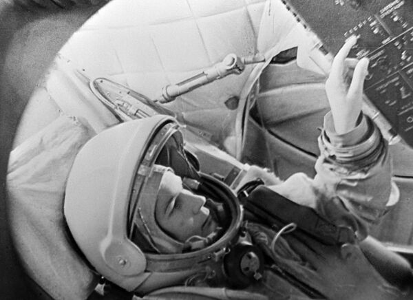 A pilota-cosmonauta Valentina Tereshkova, que se tornou a primeira cosmonauta do mundo, usa o simulador de uma espaçonave Vostok. - Sputnik Brasil