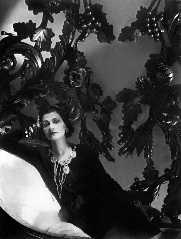 Coco Chanel, famosa estilista francesa de alta costura. Ela foi uma das primeiras a introduzir calças e ternos no vestuário feminino. Em 1926, ela apresentou pela primeira vez sua ideia mais famosa, o vestidinho preto, como parte integrante do vestuário da mulher moderna. - Sputnik Brasil