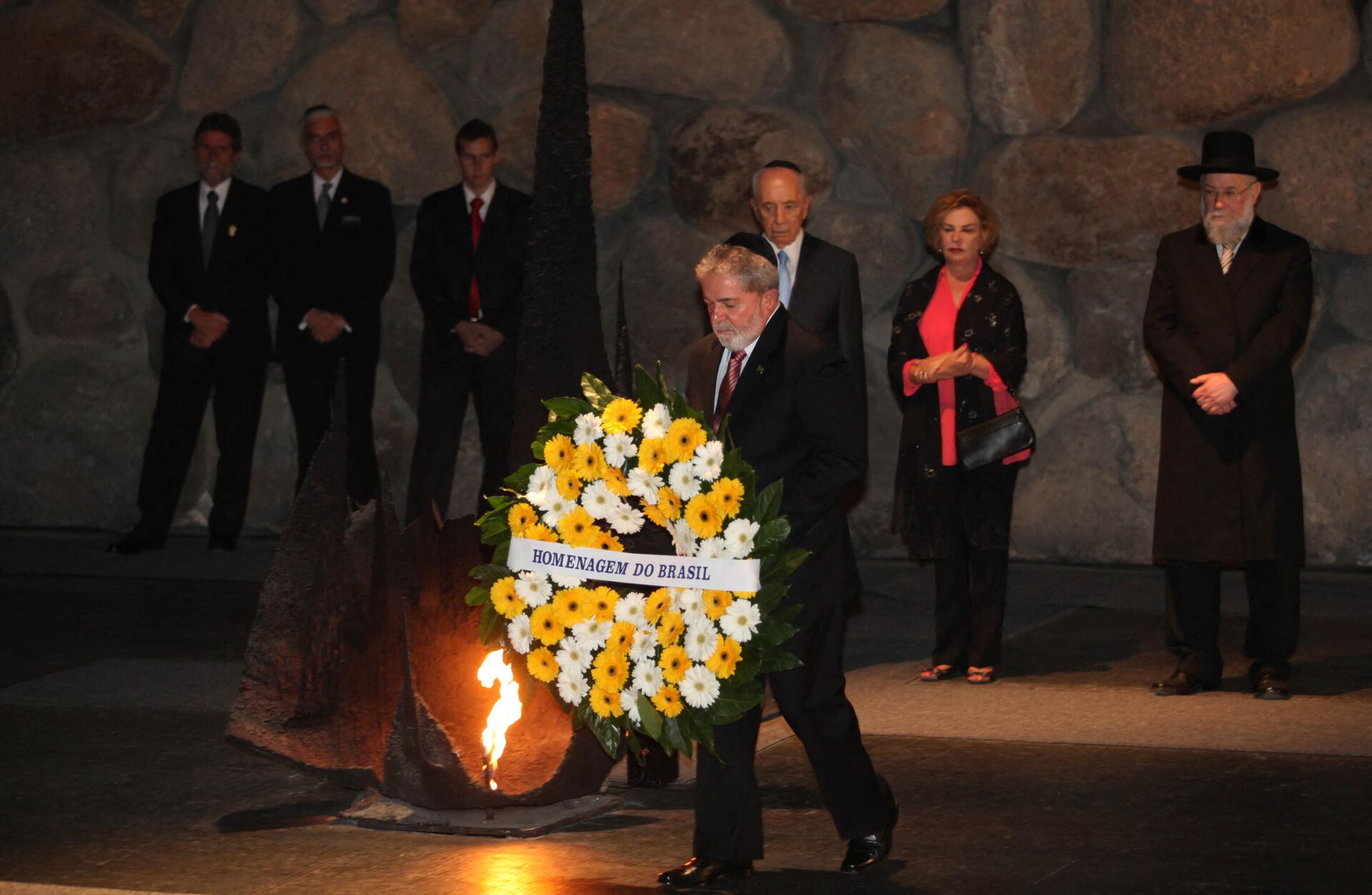 O presidente brasileiro, Luiz Inácio Lula da Silvia, deposita uma coroa de flores no Salão da Memória do memorial do Holocausto Yad Vashem, em Jerusalém, em 16 de março de 2010 - Sputnik Brasil, 1920, 08.03.2024