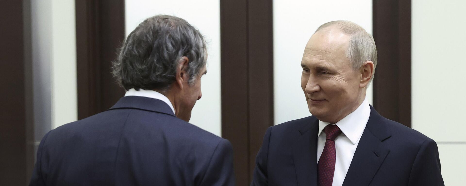 Vladimir Putin (à direita) e o diretor-geral da Agência Internacional de Energia Atômica (AIEA), Rafael Grossi, apertam as mãos durante reunião em Sochi. Rússia, 6 de março de 2024 - Sputnik Brasil, 1920, 08.03.2024