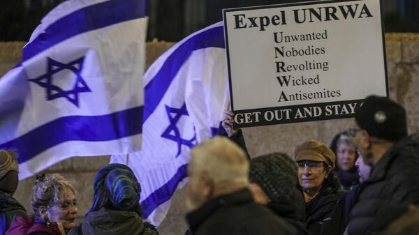Pessoas protestam contra a Agência das Nações Unidas de Assistência aos Refugiados da Palestina no Oriente Médio (UNRWA, na sigla em inglês) em Jerusalém, 5 de fevereiro de 2024 - Sputnik Brasil