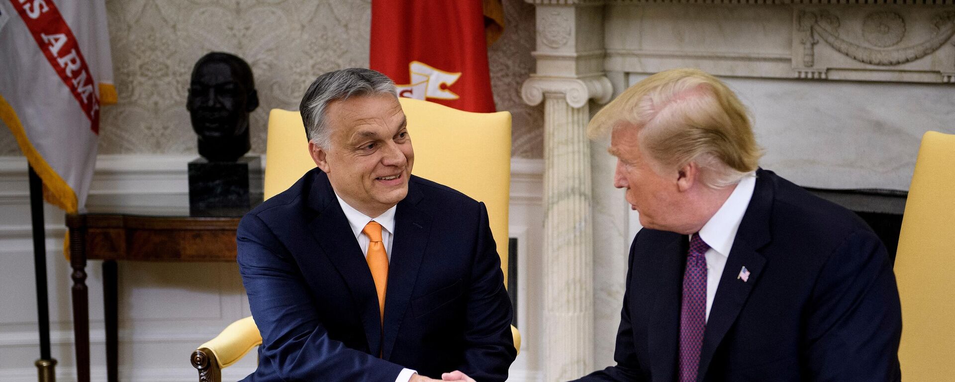 O primeiro-ministro da Hungria, Viktor Orbán e o presidente dos EUA, Donald Trump, apertam as mãos antes de uma reunião no Salão Oval da Casa Branca, em 13 de maio de 2019 - Sputnik Brasil, 1920, 09.03.2024