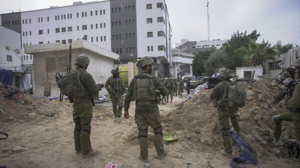 Soldados israelenses do lado de fora do Hospital Al-Shifa, em Gaza. Faixa de Gaza, 22 de novembro de 2023 - Sputnik Brasil