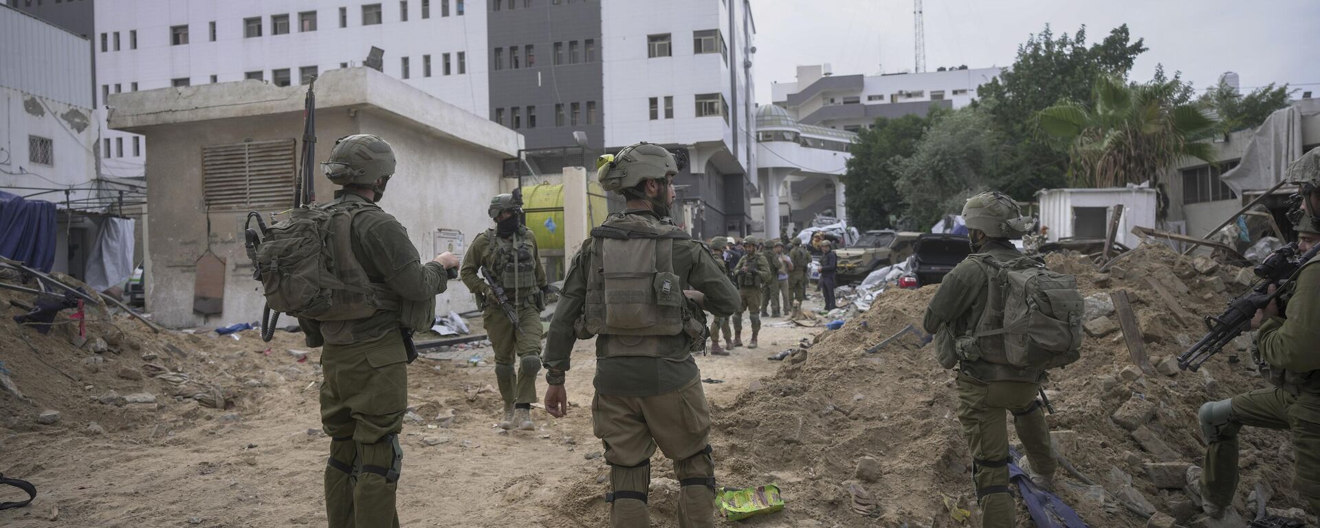 Soldados israelenses do lado de fora do Hospital Al-Shifa, na Cidade de Gaza, Faixa de Gaza, 22 de novembro de 2023 - Sputnik Brasil, 1920, 09.03.2024