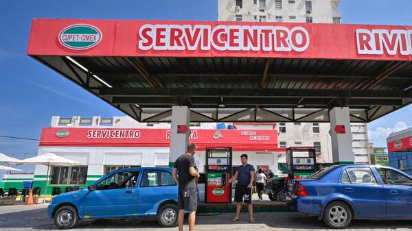 Pessoas enchem seus carros em um posto de gasolina em Havana, Cuba, 29 de fevereiro de 2024 - Sputnik Brasil