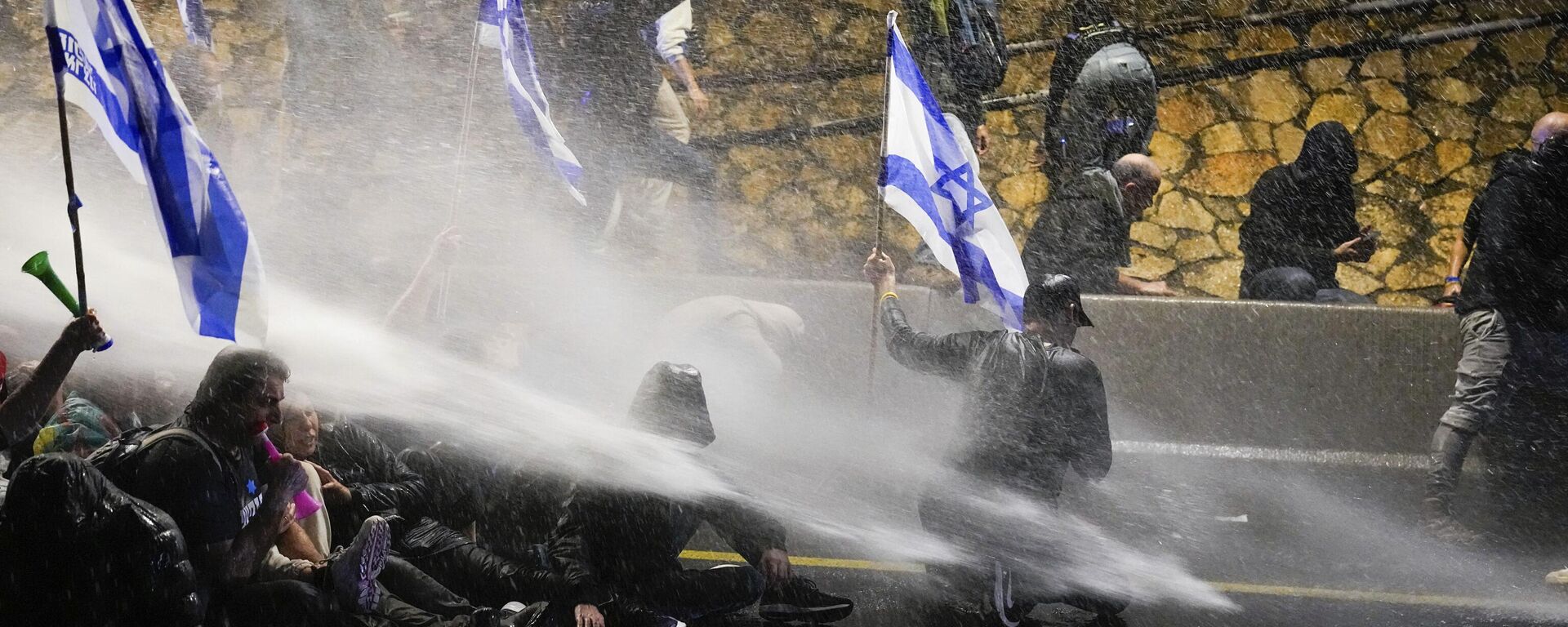 Polícia usa caminhões de água para dispersar manifestantes durante protesto contra o governo. Tel Aviv, 9 de março de 2024 - Sputnik Brasil, 1920, 09.03.2024