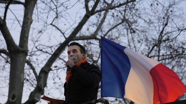 Político de direita Florian Philippot, líder do partido francês Patriotas, dá discurso no final de uma marcha de protesto em Paris, França, 18 de dezembro de 2021 - Sputnik Brasil