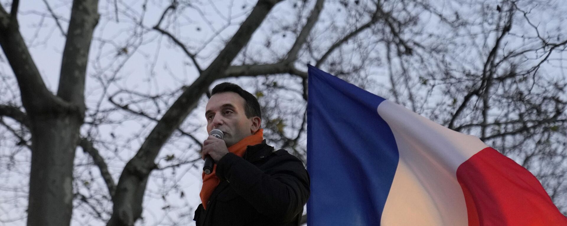 Político de direita Florian Philippot, líder do partido francês Patriotas, dá discurso no final de uma marcha de protesto em Paris, França, 18 de dezembro de 2021 - Sputnik Brasil, 1920, 10.03.2024
