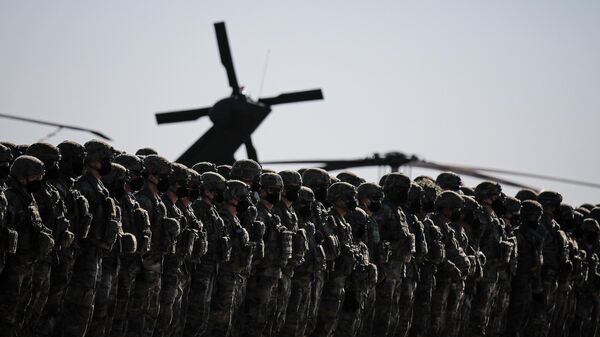 Soldados dos EUA fazem fila durante a visita do secretário-geral da OTAN, Jens Stoltenberg, à base aérea Mihail Kogalniceanu, perto da cidade portuária de Constanta, no mar Negro, leste da Romênia, 11 de fevereiro de 2022 - Sputnik Brasil