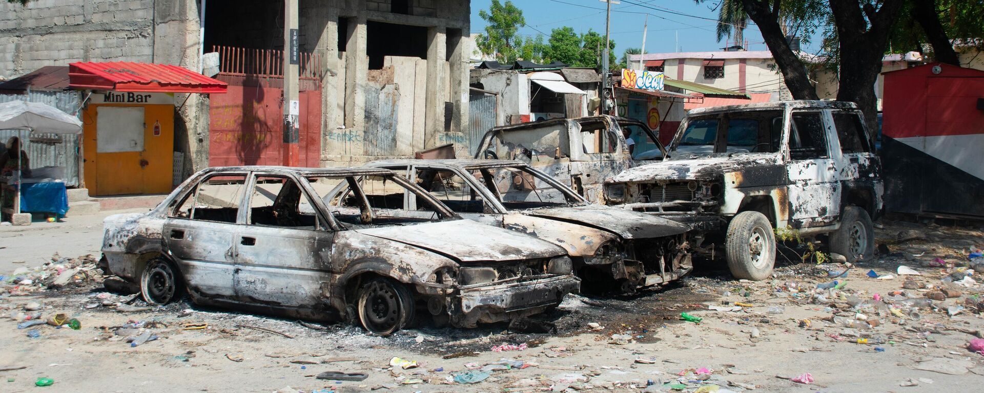Veículos carbonizados permanecem estacionados enquanto a violência de gangues se intensifica em Porto Príncipe. Haiti, 9 de março de 2024 - Sputnik Brasil, 1920, 11.03.2024