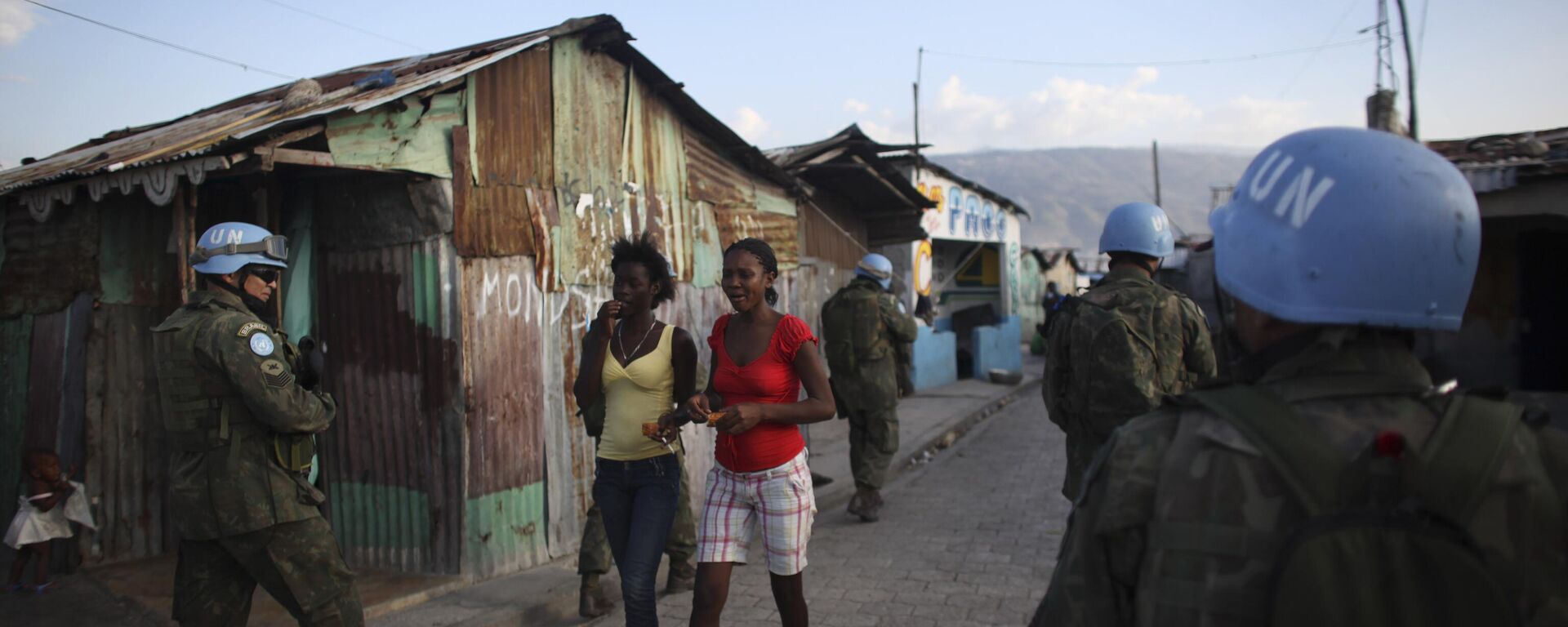 Soldados brasileiros da missão de paz das Nações Unidas patrulham a favela de Cité Soleil, em Porto Príncipe, no Haiti, em 21 de março de 2011 - Sputnik Brasil, 1920, 10.04.2024