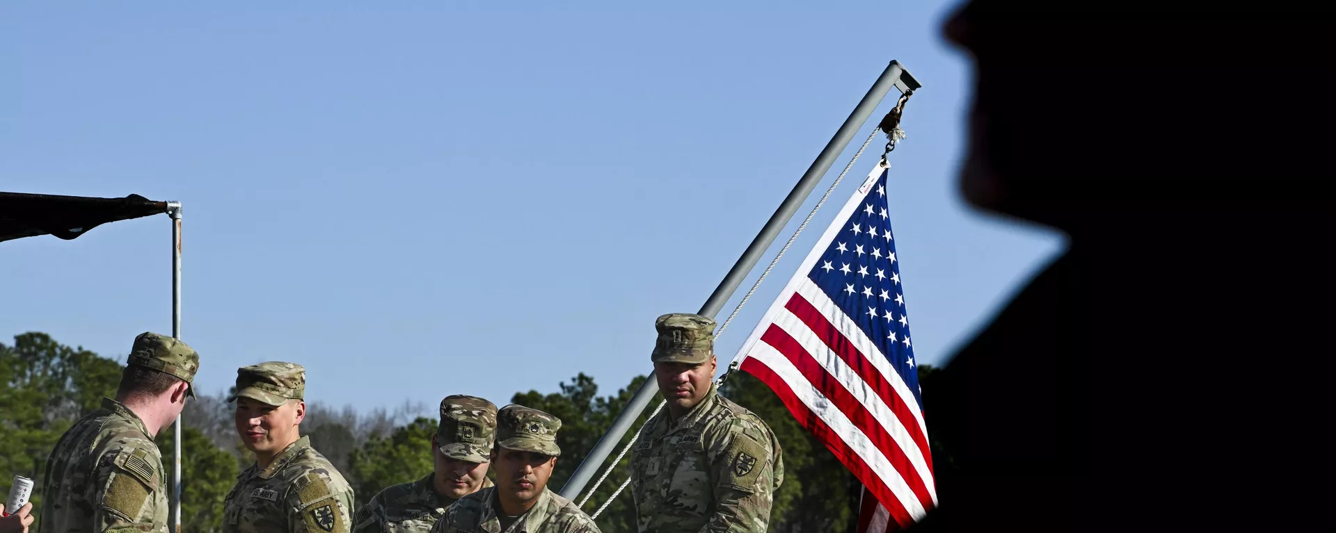 Soldados de brigada dos EUA a bordo do navio USAV Monterrey antes de partirem do cais da Base Conjunta Langley-Eustis para o Oriente Médio, em assistência ao corredor multinacional de ajuda humanitária para a Faixa de Gaza. Hampton, Virgínia, 12 de março de 2024 - Sputnik Brasil, 1920, 15.04.2024