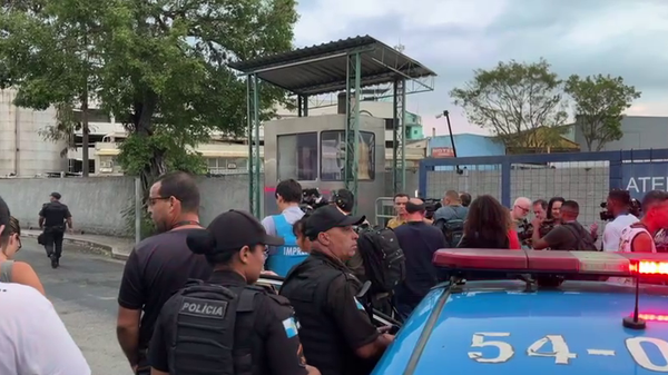 Sequestrador de ônibus no Rio de Janeiro se entrega e é preso, diz polícia (VÍDEO)
