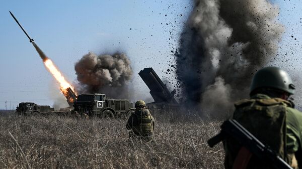 Militares russos da divisão de brigada de artilharia do grupo de forças Centro disparam um sistema de foguetes de lançamento múltiplo BM-27 9K57 Uragan (Furacão) em direção a posições das Forças Armadas Ucranianas, 3 de março de 2024 - Sputnik Brasil