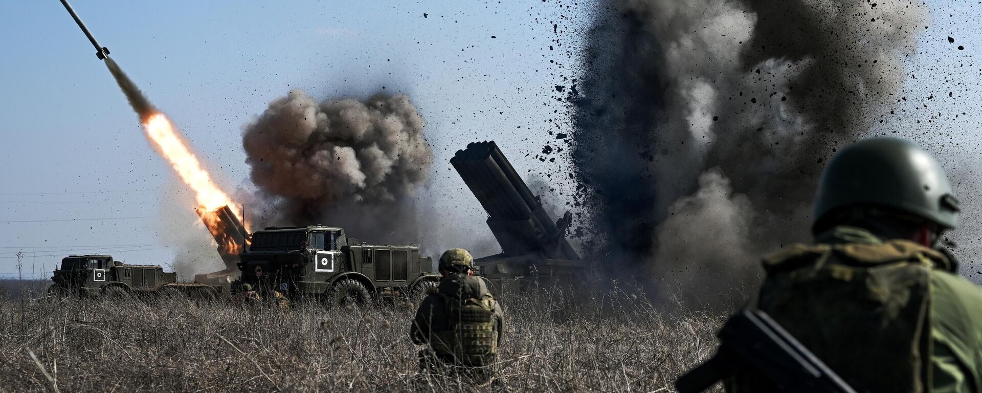 Militares russos da divisão de brigada de artilharia do grupo de forças Centro disparam um sistema de foguetes de lançamento múltiplo BM-27 9K57 Uragan (Furacão) em direção a posições das Forças Armadas Ucranianas, 3 de março de 2024 - Sputnik Brasil, 1920, 13.03.2024