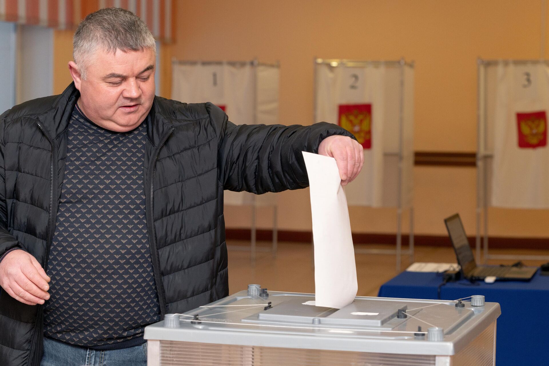 Homem está votando na seção eleitoral número 42 nas eleições presidenciais na cidade de Petropavlovsk-Kamchatsky, na Rússia. Março de 2024. - Sputnik Brasil, 1920, 14.03.2024