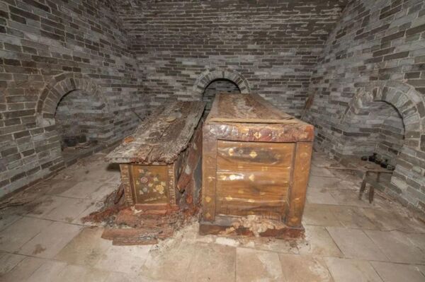 Dois caixões de madeira encontrados dentro do túmulo da dinastia Ming, na cidade de Xinzhou, província de Shanxi, norte da China  - Sputnik Brasil