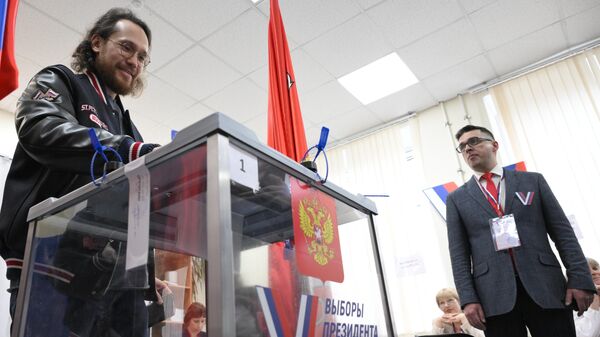 Votação nas eleições presidenciais russas em uma das seções eleitorais de São Petersburgo, Rússia, 15 de março de 2024. - Sputnik Brasil