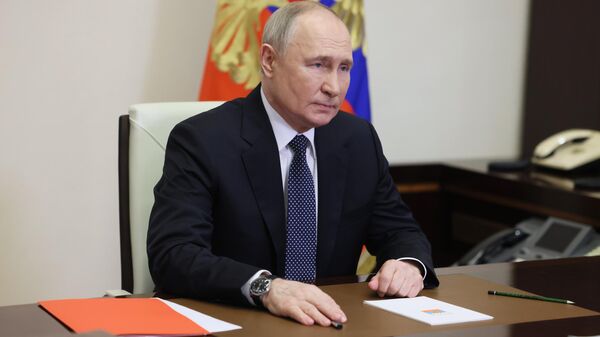 Vladimir Putin, presidente da Rússia, realiza reunião com os membros permanentes do Conselho de Segurança do país por videoconferência, em 15 de março de 2024 - Sputnik Brasil