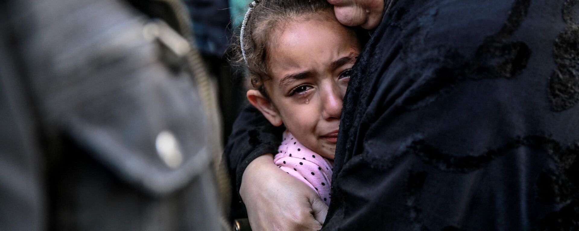 Mulher palestina abraça criança enquanto choram pelos parentes mortos no bombardeio israelense em frente ao necrotério do hospital Al-Shifa, na cidade de Gaza, em 15 de março de 2024 - Sputnik Brasil, 1920, 19.03.2024